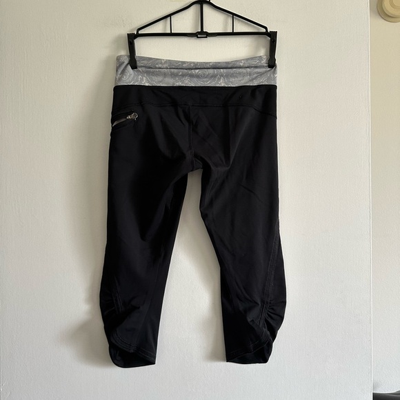 Lululemon Athletica Black/ Gray Floral Print Cropped Running Leggings size 4 EUC - Picture 4 of 8